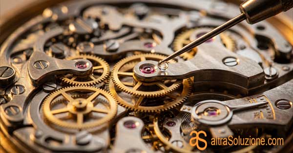 Ingranaggi di un orologio curati per la manutenzione.