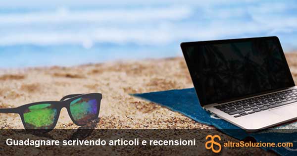 Blogger - Computer e occhiali da sole sulla spiaggia