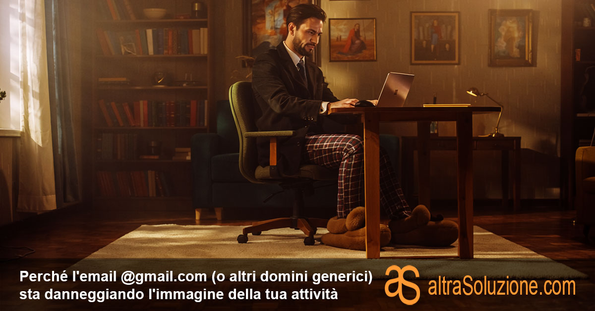 Uomo in giacca e cravatta che lavora al computer con pantaloni del pigiama e pantofole a forma di orso, rappresentando un'immagine professionale solo a metà.